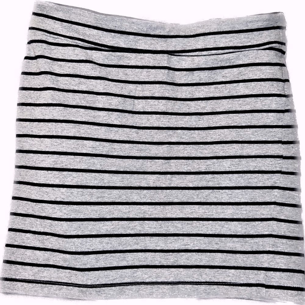 3 FOR $15 🙌🏼 Forever 21 size Small Gray mini skirt w/ black lines stretch sexy